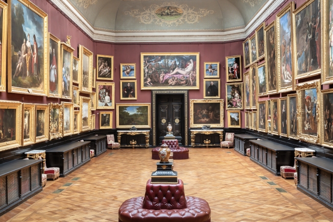 オーマル公爵の時代のまま保存された展示室。作品は門外不出というコンデ美術館のコレクションは必見。©Sophie Lloyd