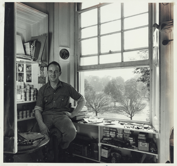 アトリエでのエイドリアン・バーグ。窓からの景色が《3月の風景》の構図を彷彿させる。Courtesy of Frestonian Gallery and the Adrian Berg Estate