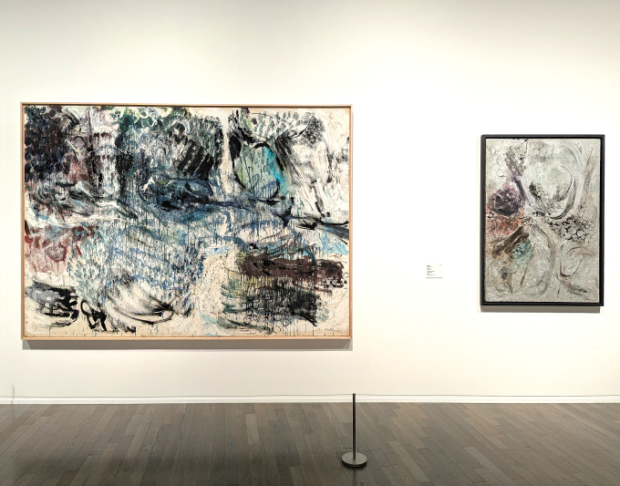 左から、福島秀子《作品5》1959 千葉市美術館、《ホワイトノイズ》1959 栃木県立美術館