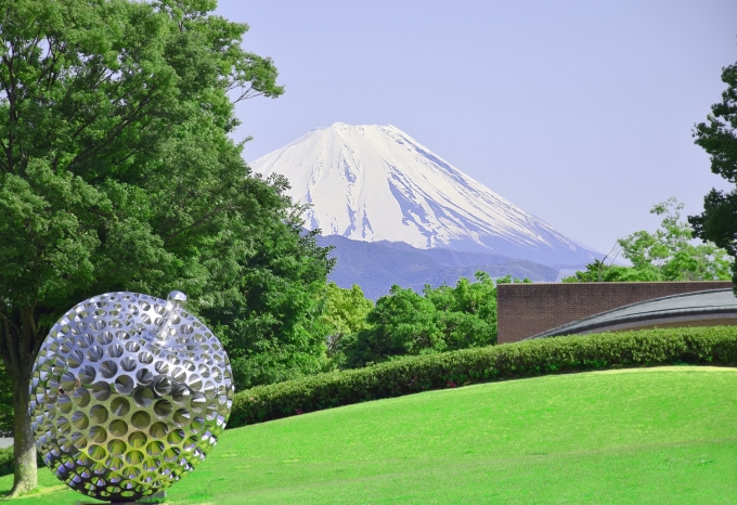 佐藤正明《ザ・ビッグアップル No.45》2007年 ステンレス・スティール
取材時には、本作の周りで子供たちがキャッチボールをして遊ぶ光景も。のびのびとした空間の景色の中に自然と芸術作品が溶け込んでいる。