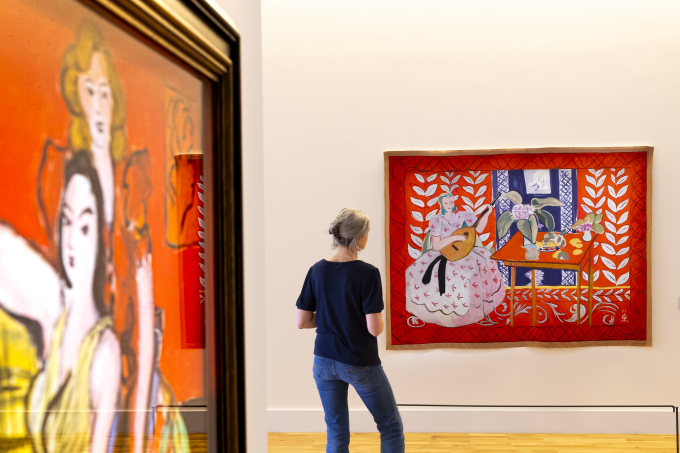 アンリ・マティス美術館の展示風景。右はマティスに遺贈されたマティス原画のタペストリー《リュートを持つ女性》© FLAMENT Anne-Sophie Le Cateau-Cambrésis _ musée Matisse