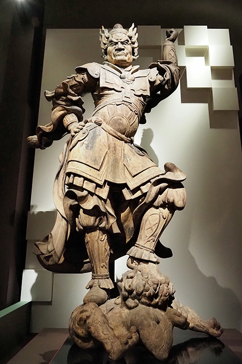 巨大伽藍の大きさが体感できる大きな仏像群も展示される。《二天王立像》吽形　鎌倉時代・13世紀　京都・東福寺蔵　通期展示