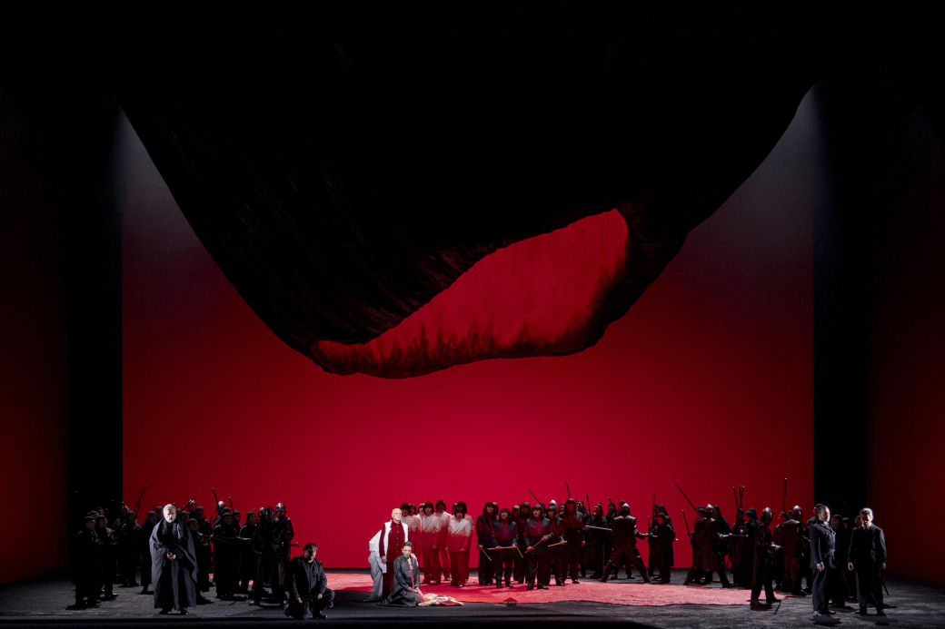 現代美術界の巨匠、アニッシュ・カプーアによる、火山が逆さまに吊るされた舞台美術が話題となった新国立劇場 2023/24シーズンオペラ ジュゼッペ・ヴェルディ「シモン・ボッカネグラ」第1幕より。中央はシモン・ボッカネグラ役のバリトン、ロベルト・フロンターリと娘のマリア役のソプラノ、イリーナ・ルング。