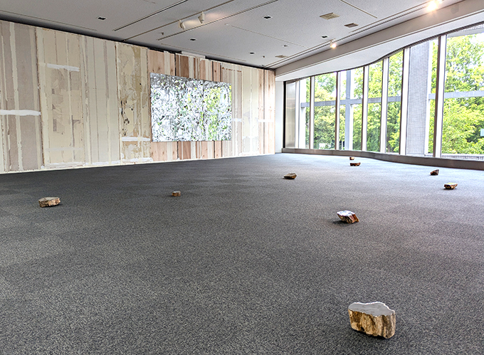 展示風景より、《connecticut》(2025) 、奥は《representation》(2025)