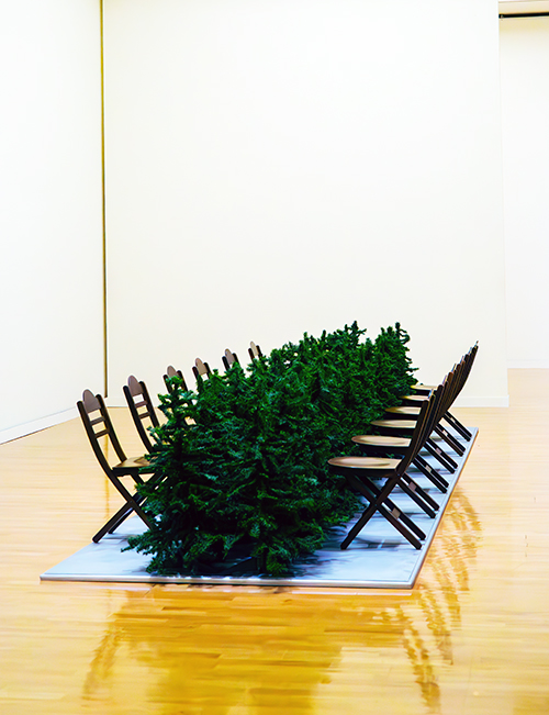 《Table》(1992年)椅子、人工樹木、木、塗料 千葉市美術館蔵　展示風景より