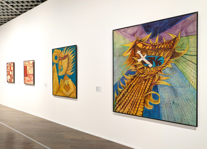 展示風景より、手前は芥川（間所）紗織《神話　神々の誕生》1956 東京国立近代美術館　