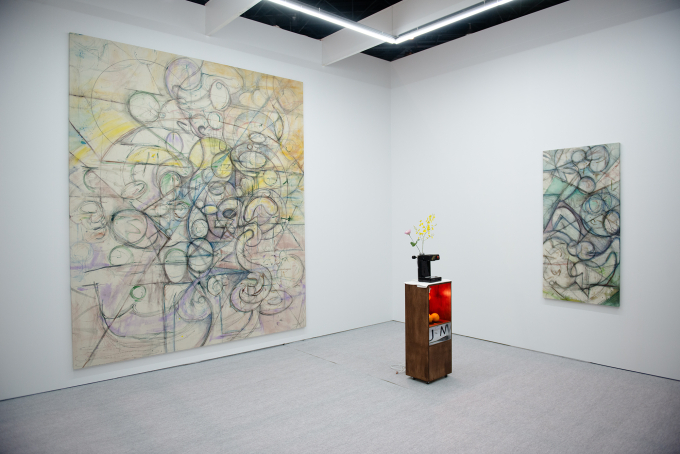 壁面に架けられたのがJ. パーカー・ヴァレンタインの作品、床に設置された彫刻作品が、フン・ティエン・ファン《Volkswagen 7》(2025)