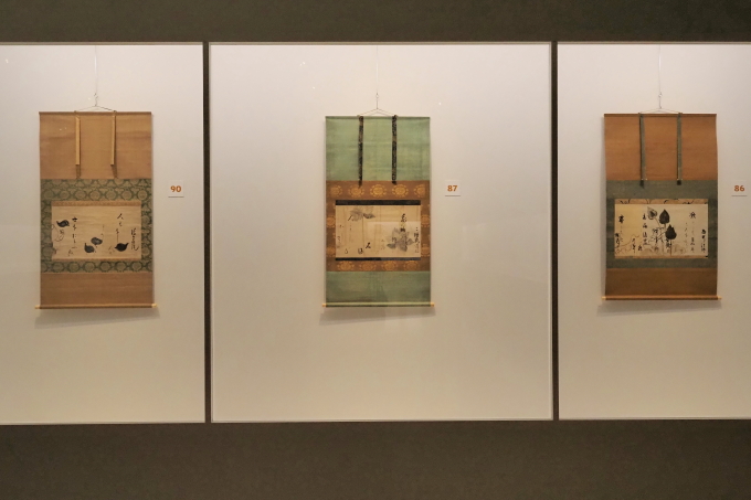 《蓮下絵百人一首和歌巻断簡》は会期を通じて6幅を公開。左から江戸時代・17世紀　京都・樂美術館蔵、江戸時代・17世紀、江戸時代・17世紀　東京・サントリー美術館蔵　展示期間：～2月4日（日）いずれも本阿弥光悦筆