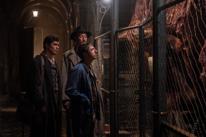 画面からは“異臭”さえ漂ってくるかのよう。スーティン(右手前)とユトリロ(右奥)、そしてモディリアーニらは創作に懸命に取り組むが、なかなか陽の目を見ない。