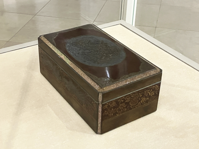 六角紫水《銀嵌刀筆天部奏楽の図飾箱》六角は広島県江田島生まれ。東京美術学校（現東京藝術大学）漆工科第1期卒業。帝国芸術院会員などを歴任し、日本近代漆芸の黎明期を牽引した。（常設展示ではありません）