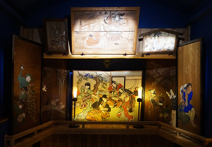 会場風景屏風絵のほか、左右には蝦蟇仙人や孔雀を描いた杉戸絵という珍しい作品も展示。