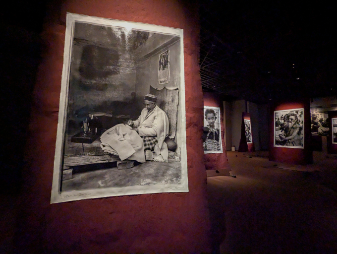 手前は、〈Threads of Beauty〉のタイトルを象徴する、インドのテーラー