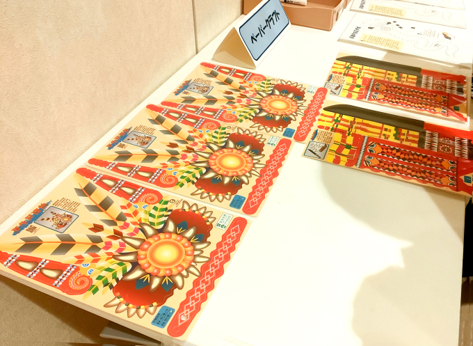 展示にちなんだ、色鮮やかなペーパークラフトも楽しい