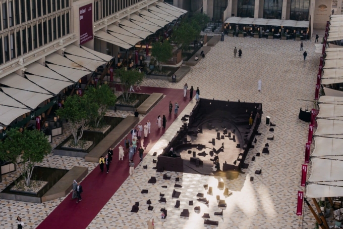 バラハ・ムシェイレブに特別プログラムのひとつとして展示されたスマイヤ・ヴァリー作の大規模インスタレーション、『恋人たちの集会で：ランプ、救命ボート、梯子になる』。Courtesy of Art Basel