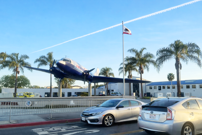 FRIEZE LAの会場、サンタモニカ空港に隣接するサンタモニカ空港博物館。