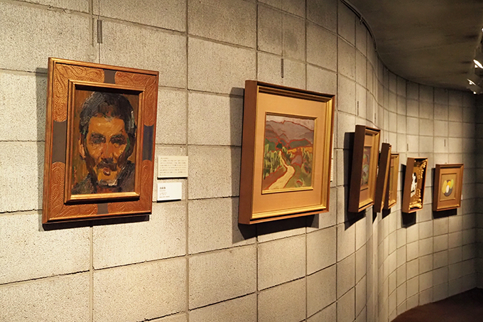 展示風景より1階 第1展示室。左は木村定三氏より寄贈された油彩の《自画像》