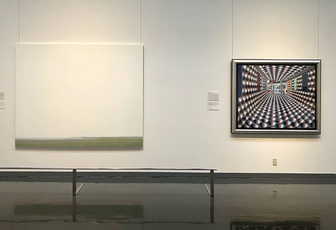 阪本トクロウ《ドリフター》(左)や佐藤正明《Subway No.8》(右)など、現代作家の作品も随時コレクションに加わる。