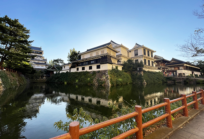 小倉北区城内の界隈。左奥に見えるのが小倉城。さらに左手には小倉城庭園があり、右手には八坂神社、右手奥には松本清張記念館が建つ。