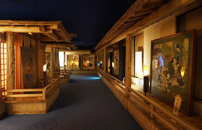 創造広場アクトランド「絵金派アートギャラリー」 会場風景芝居絵屛風は蝋燭を模した灯りで鑑賞することができる。