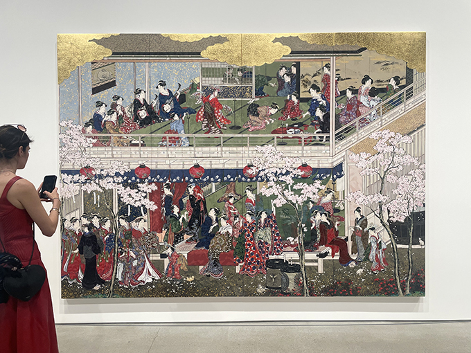 展示作品、《喜多川歌麿の「吉原の花」 桜に酔いしれる犬と猫 – SUPERFLAT》2025年 - 2026年。江戸時代の浮世絵師、喜多川歌麿の肉筆画の大作《吉原の花》を村上隆が独自の「スーパーフラット」の手法で再解釈・再構築。自身のシグネチャーである現代的なキャラクターを随所に忍ばせている。