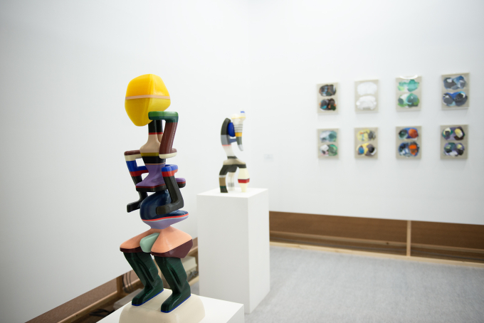 展示風景より。手前の作品はヤネク・シモンによる3Dプリンタを用いた立体作品《Meta Folklore v0.3.12》(2024)