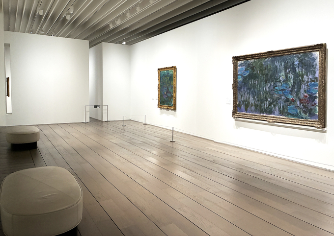晩年期の2作品《睡蓮》と《睡蓮、柳の反映》の前には1つずつソファが置かれ、モネが生涯の最後にたどり着いた風景にじっくりと向き合うことができる。
