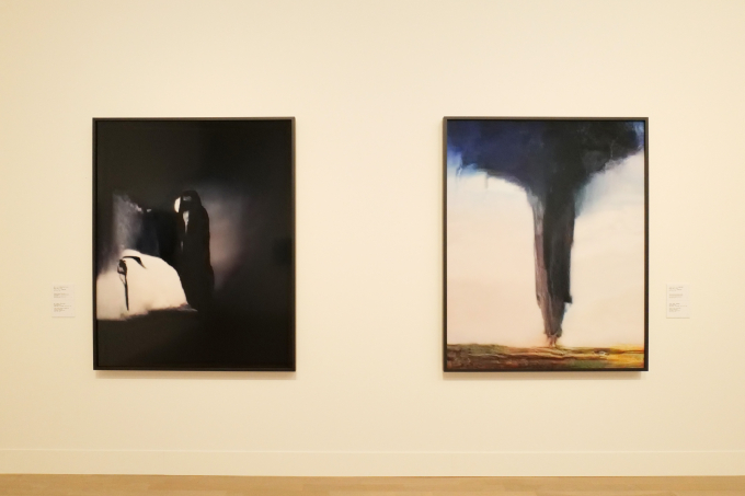 （左）トレヴァー・パグレン《影（コーパス：否定的に存在するもの）、敵対的に進化した幻覚》2017年
（右）トレヴァー・パグレン《トルネード（コーパス：地獄の領域）、敵対的に進化した幻覚》2017年