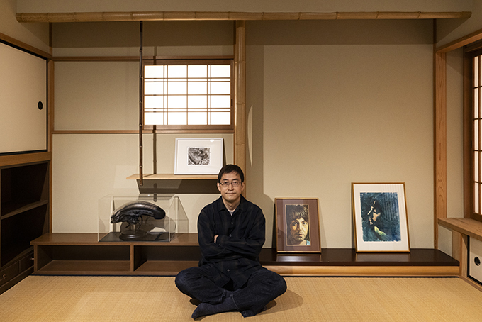 展示会場内の和室　Photo：Yoshiaki Tsutsui
右側にあるビートルズの絵は、伊藤氏が歯科技工士時代に描いたもの