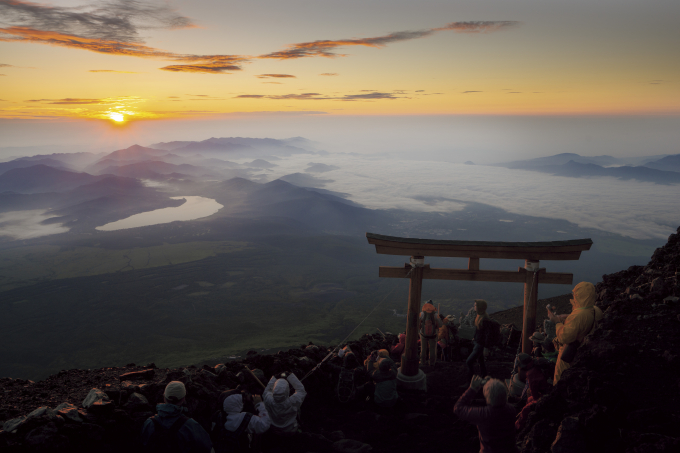 富士山頂から御来光を見る登山者　2013年　写真：三好和義