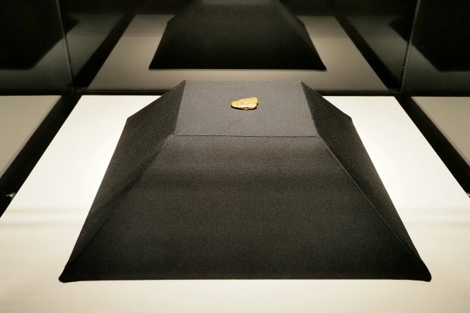 副葬品のひとつ、重要文化財《金塊》。重さは32グラム