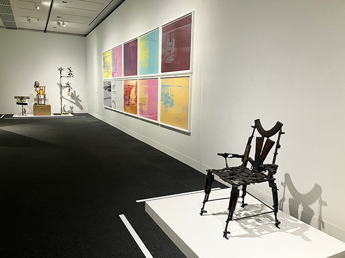 第3章展示風景
手前は、クリストヴァオ・カニャ ヴァート（ケスター）による《肘掛け椅子》国立民族学博物館
壁に展示されているのは、アンディ・ウォーホル《電気椅子》滋賀県立美術館
