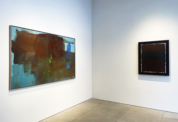 ロスコとフランケンサーラーの作品が並置された展示風景。ヘレン・フランケンサラー《Center Break》1963 年(左)、マーク・ロスコ《Untitled》1968年