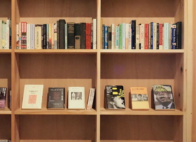 「ブラック・ライブラリー＆ブラック・スペース」展示風景。ライブラリーには日本の書籍も置かれ、筆者編集の書籍『歌と映像で読み解く ブラック・ライヴズ・マター』（藤田正著/下段右から3番目）も蒐集されていた。BLM運動だけでなく黒人の歴史、ブラック・イズ・ビューティフルについて詳しく記述している