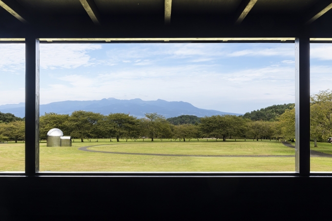 回廊から見た風景（撮影：木暮伸也）
中央に見えるのはオラファー エリアソン《Sunspace for Shibukawa》2009年
この他にも屋外には現代アーティストによる大型の彫刻作品が点在する。