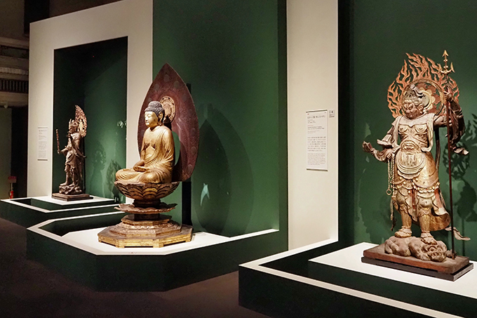展示風景より。《広目天立像》と《多聞天立像》は修理を終えたばかりの《阿弥陀如来坐像（九体阿弥陀のうち）》と並んで展示されている。いずれも京都・浄瑠璃寺蔵