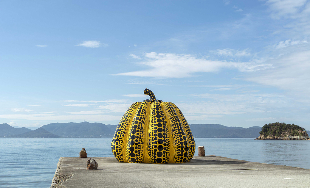 瀬戸内海の海に浮かぶ「アートの島・直島」で 洗練されたアート体験