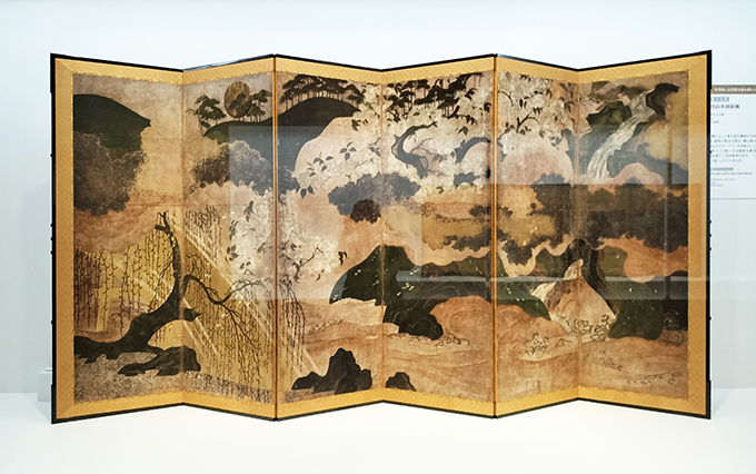 （会場風景より）重要文化財《日月山水図屛風》（日図〔右隻〕） 6曲2隻 室町時代・16世紀 東京国立博物館【展示期間：10/11～11/5】