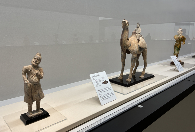 「千古躍動」展示風景シルクロードの交易の様子を表す商人やラクダをかたどった作品も並ぶ。