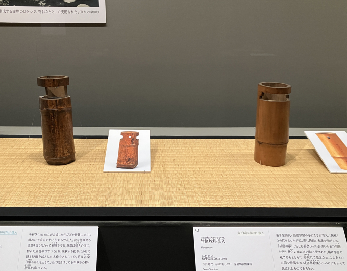 左：《竹一重切掛花入　銘 しぐれ》千宗旦 （1578-1659） 江戸時代・17世紀 泉屋博古館東京　※大正7年10月の茶会で使用右：《竹旅枕掛花入》 仙叟宗室 （1622-1697） 江戸時代 ・元禄5年（1692） 泉屋博古館東京　※大正8年2月の茶会で使用
