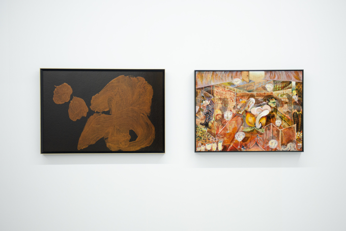 展示風景より、左から森田子龍《嘯》(1964)、Guglielmo Castelli《Momotaro》(2025)