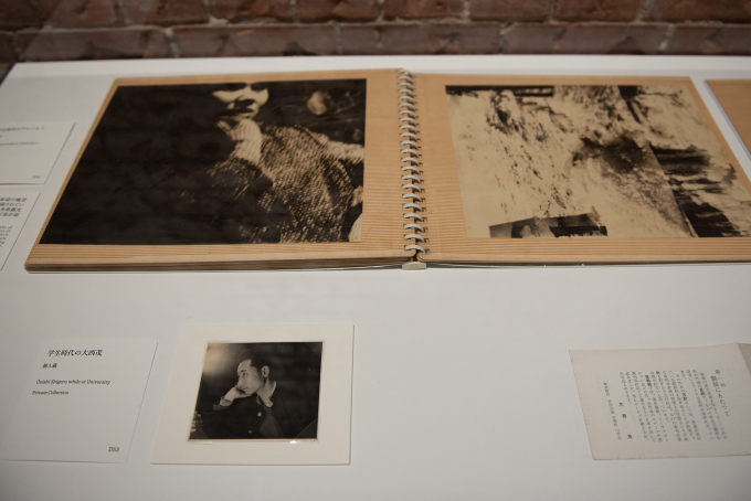 奥は、学生時代のアルバム1 MEM、左手前は、学生時代の大西茂 個人蔵、資料展示では1955年になびす画廊で開催した「大西茂 写真展」のリーフレットも展示され、瀧口修造と金丸重嶺のテキストが紹介されている