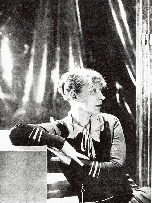 セシル・ビートン 《お気に入りのドレスでポーズをとるローランサン》　1928年頃　マリー・ローランサン美術館© Musée Marie Laurencin