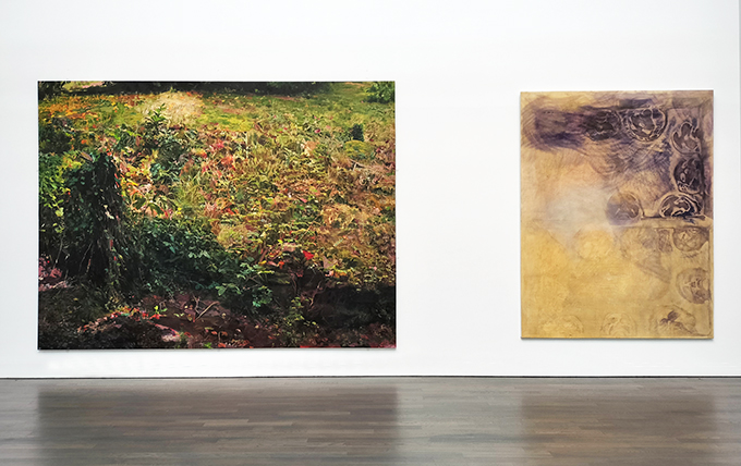 ギャラリーA展示風景　
（右）シグマー ポルケ《無題（天窓の光の中の頭部）》1983年　カンヴァスに油彩、ラッカー
（左）サイモン リング《無題》2006 年　カンヴァスに油彩