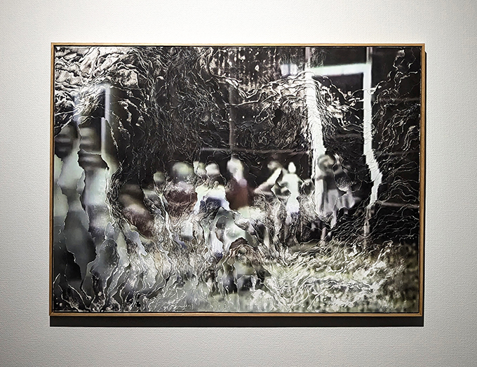 展示風景より、《Mayim Mayim》(2025) 　戦時中のアメリカで撮影された動画を素材にした作品。手をつなぎながら施設を飛び出してくる子どもは、この後『マイムマイム』の曲に合わせて輪になって踊る。フォークダンスでお馴染みの『マイムマイム』は、開拓地で水を掘り当てて喜ぶ人々の様子を表現したイスラエルの楽曲である。