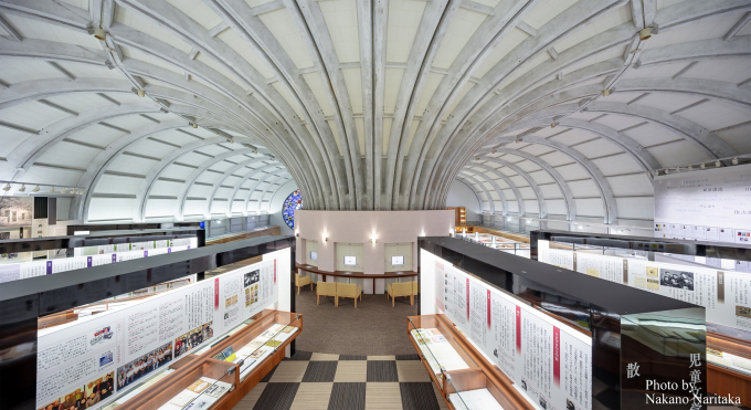 高い天井にアーチ型の梁が美しい館内。かつては、歴史資料館だった建物で、2006年に北九州市立文学館として開館した。