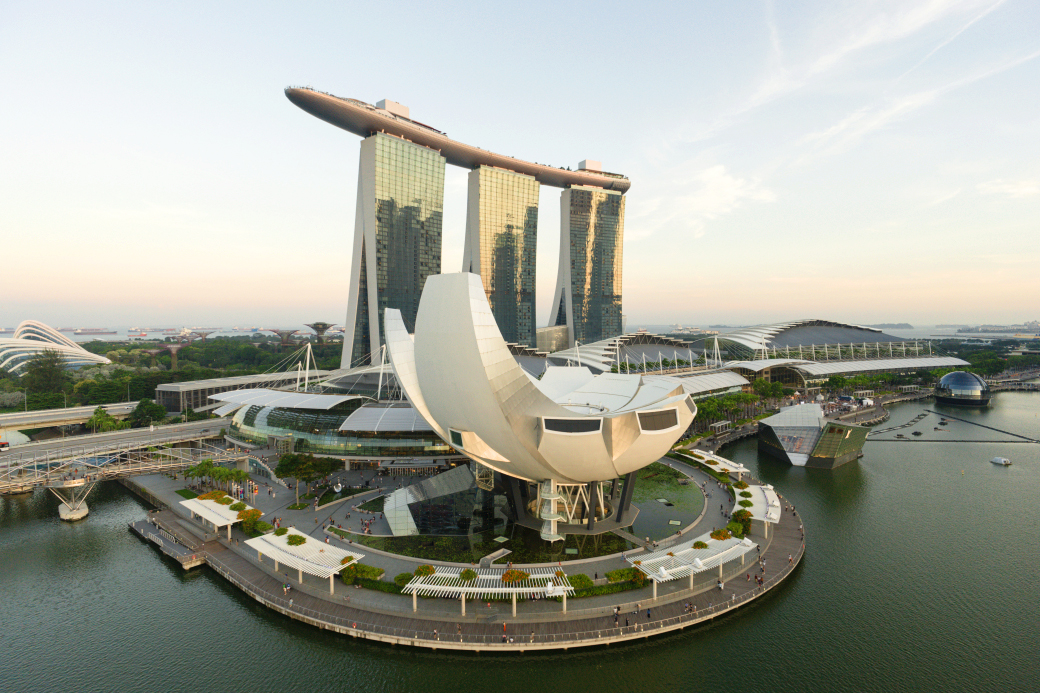 ART SGの会場はマリーナ・ベイ・サンズ内のサンズ・エクスポ&コンベンションセンター。マリーナ・ベイ・サンズは3つのタワーの上に船のような「スカイパーク」が乗った外観と屋上のインフィニティプールで知られるシンガポールを代表するランドマーク。ホテルだけでなく高級ショッピングモール、レストラン、劇場、美術館(アート・サイエンス・ミュージアム)、カジノなどの施設を有する統合型リゾートだ。Courtesy of Marina Bay Sands