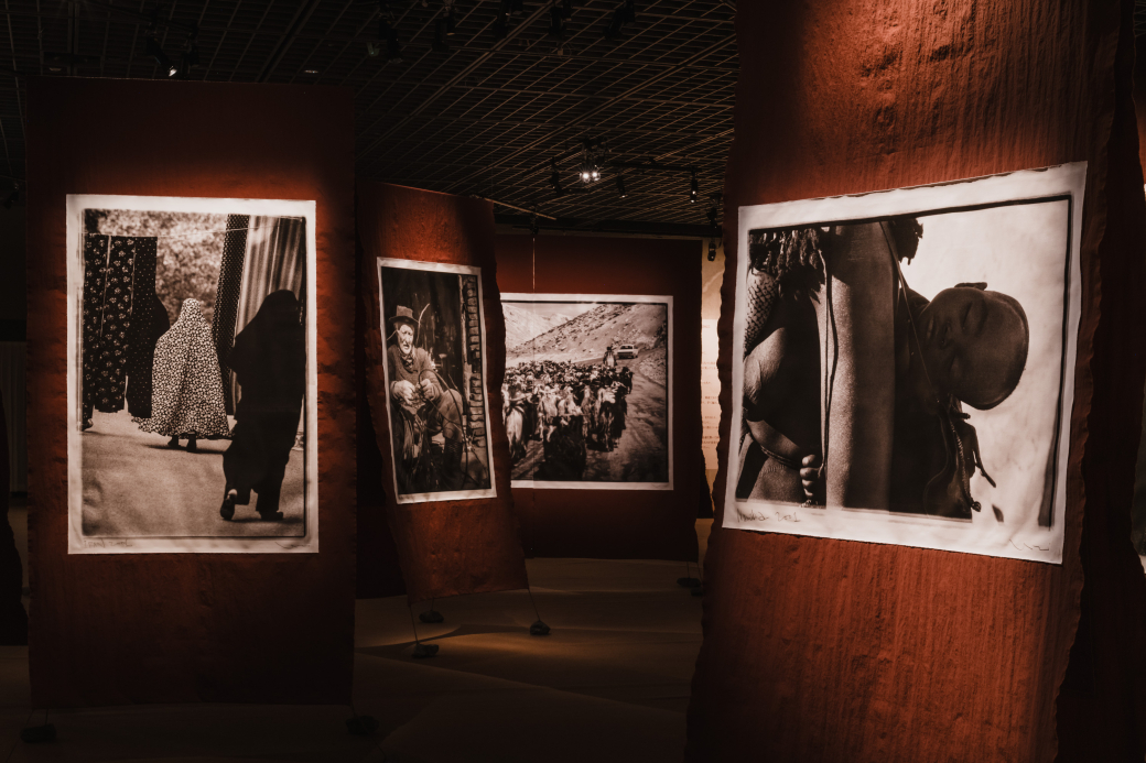 「高木由利子 写真展　Threads of Beauty 1995-2025」展示風景、Bunkamura ザ・ミュージアム、2026年　Photo by Ooki JINGU