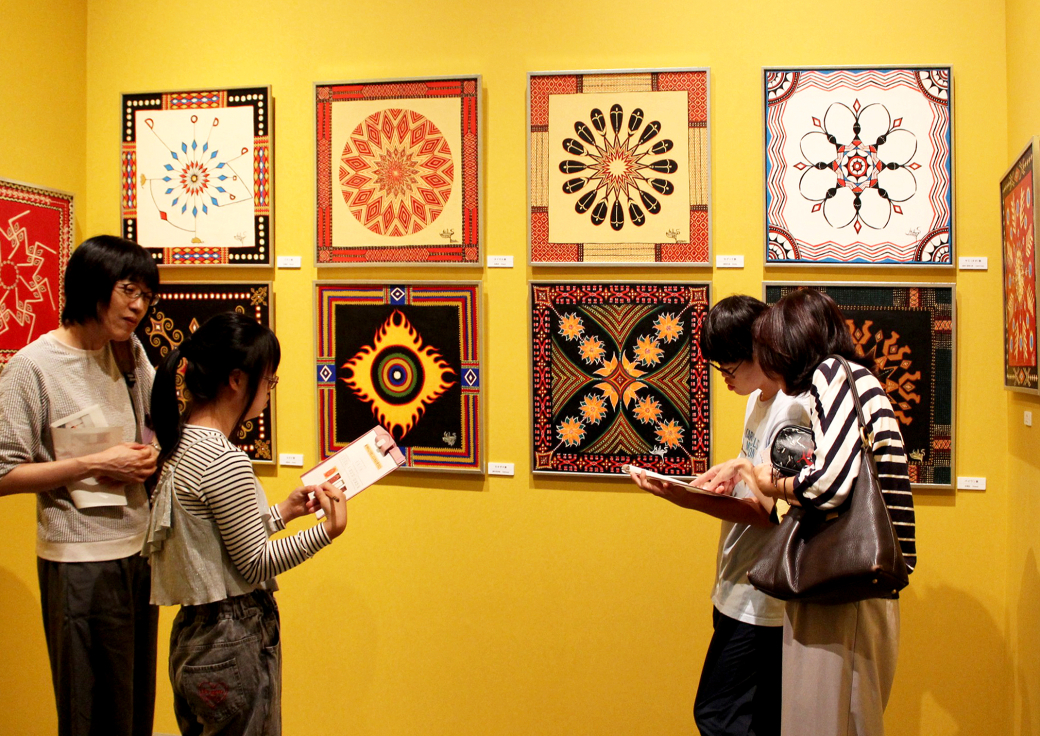 クイズラリーをしながらアート鑑賞（企画展「フォルモサ∞アート 台湾の原住民藝術の現在（いま）」の会場で）