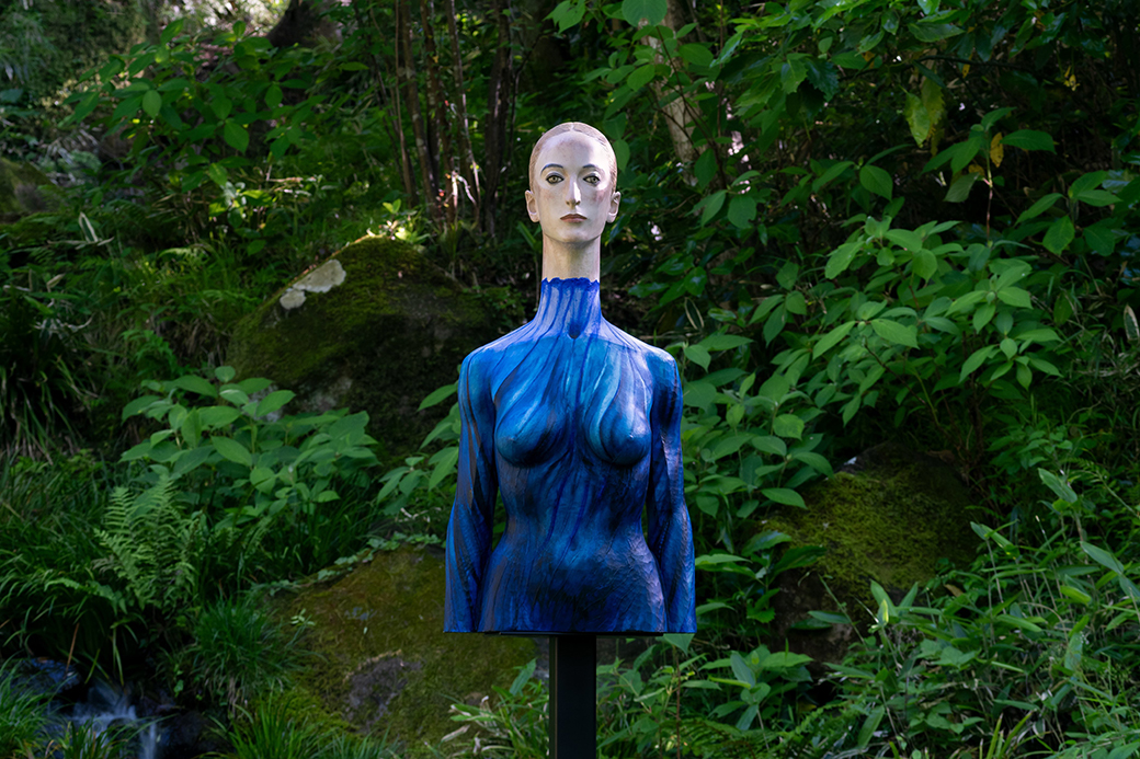 《樹の⽔の⾳》2019年　楠に彩⾊、⼤理⽯　西村画廊蔵Photo: 今井智己　© Katsura Funakoshi Courtesy of Nishimura Gallery※この写真は所蔵者の許可を得て撮影されたものです。実際の展示風景と異なります。