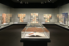 約20年ぶりに住友家の珠玉の能装束を公開、住友春翠が極めた「能」と「茶」の美。泉屋博古館東京にて、「もてなす美　―能と茶のつどい」が、2025年12月21日(日)まで開催